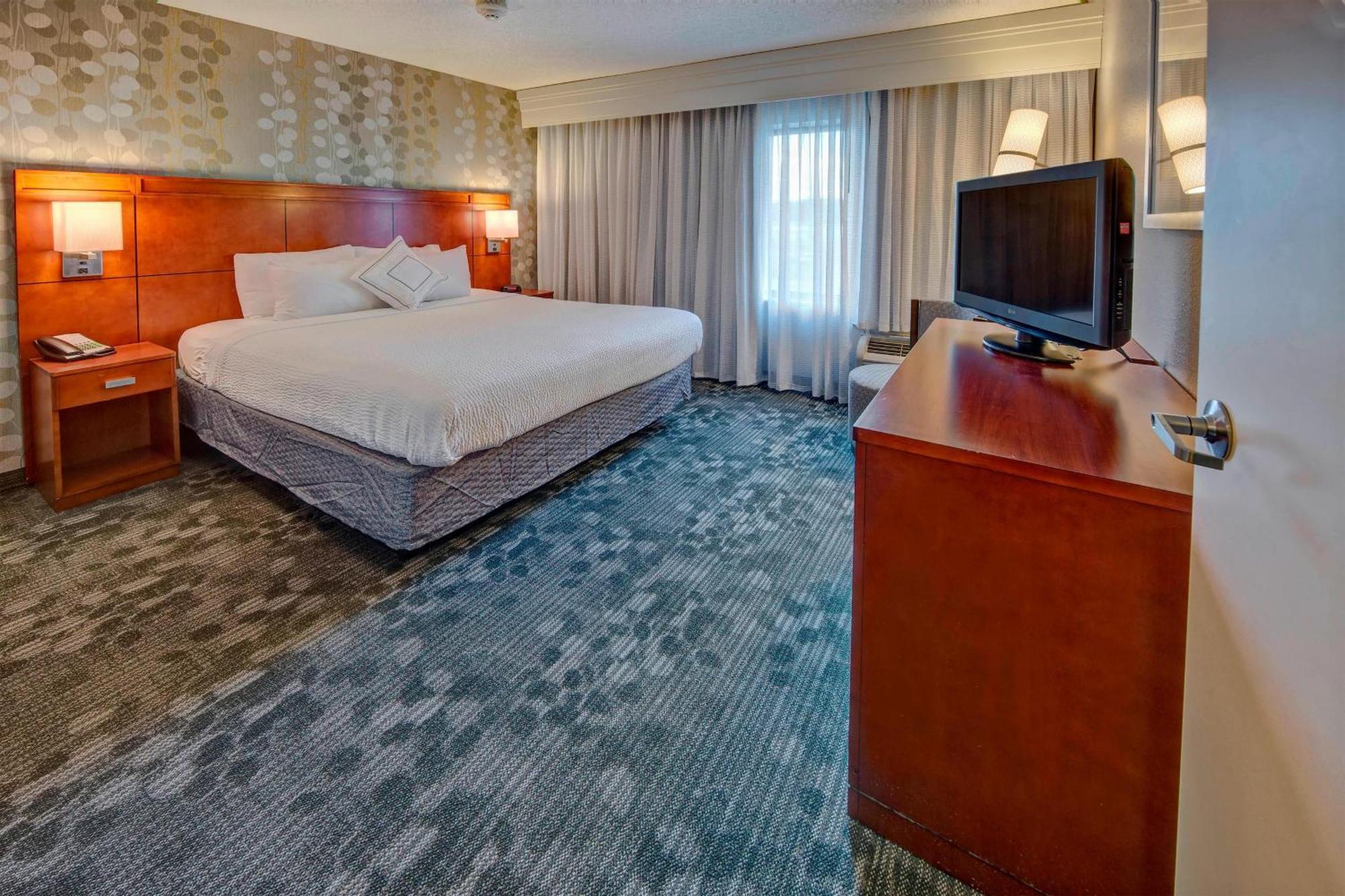 Courtyard By Marriott Alexandria Hotel Exterior foto