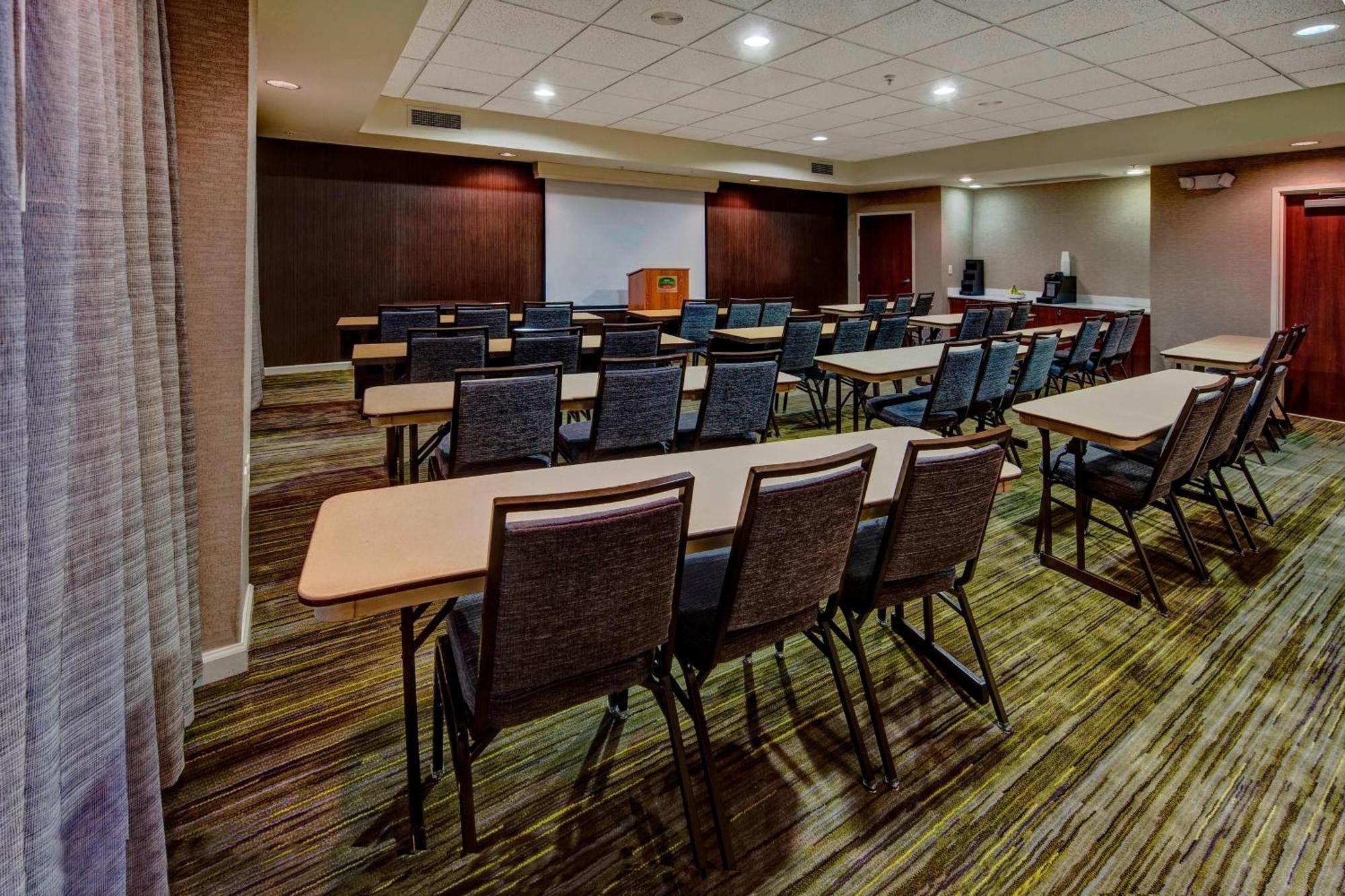 Courtyard By Marriott Alexandria Hotel Exterior foto