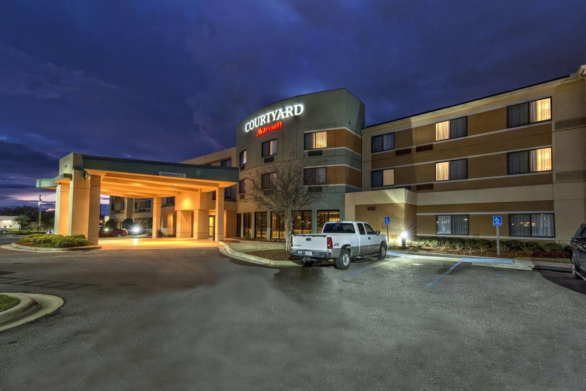 Courtyard By Marriott Alexandria Hotel Exterior foto
