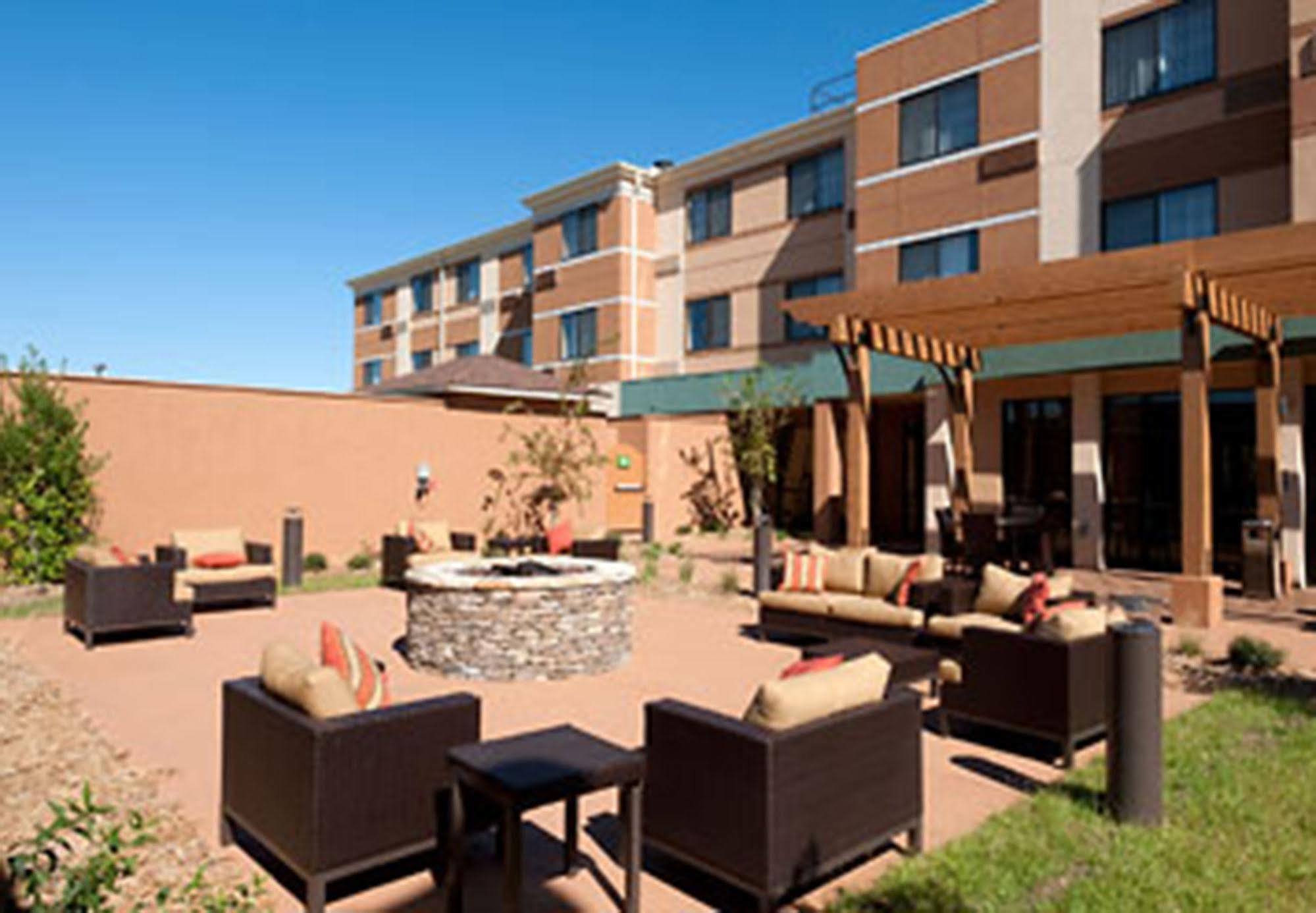 Courtyard By Marriott Alexandria Hotel Exterior foto