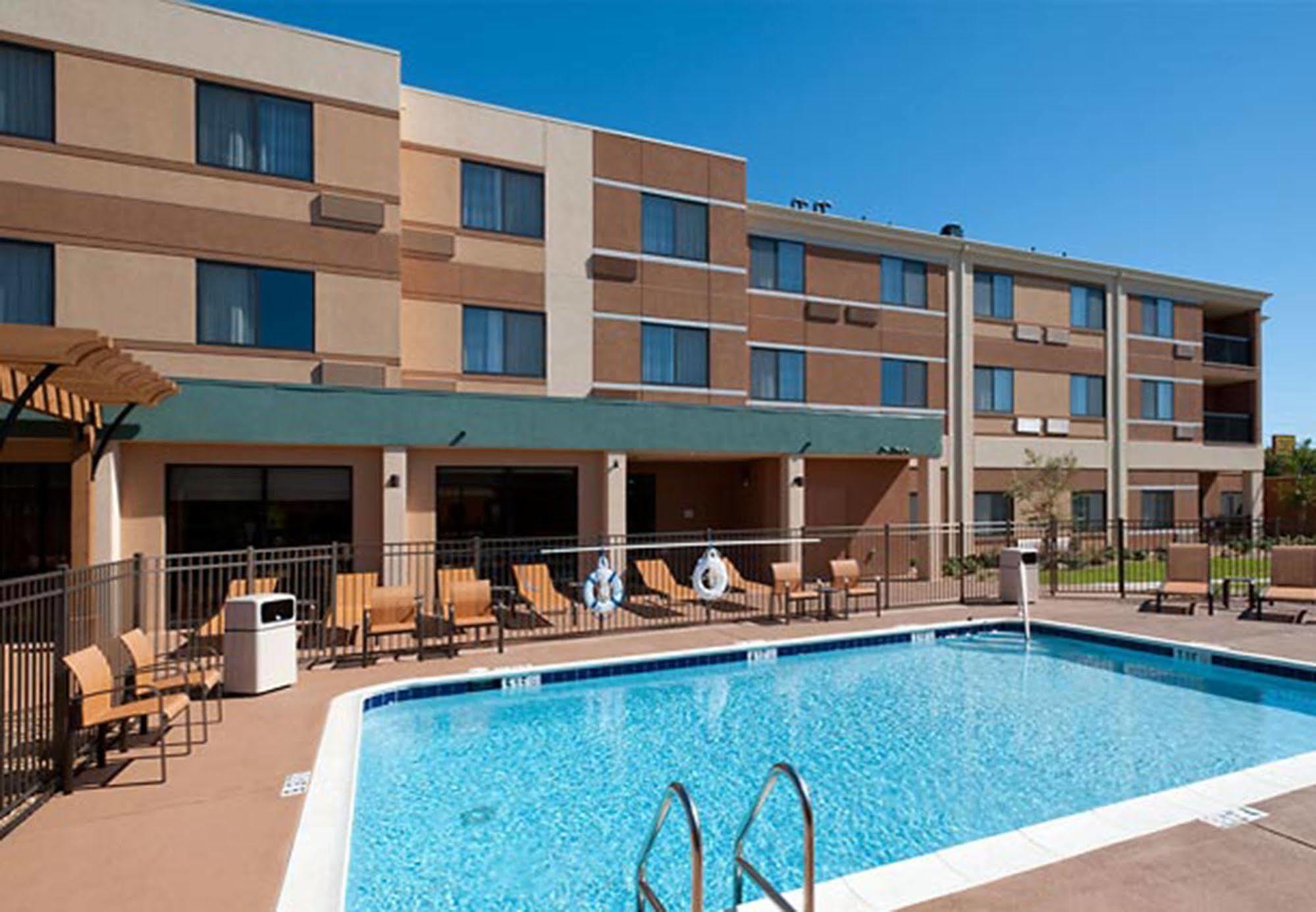 Courtyard By Marriott Alexandria Hotel Exterior foto